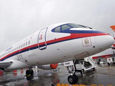 Die Maschine des Typs Suchoi Superjet 100 war am Mittwoch bei einem Demonstrationsflug bei Jakarta vom Radar verschwunden. Foto: Etienne Laurent / Archiv Superjet 100