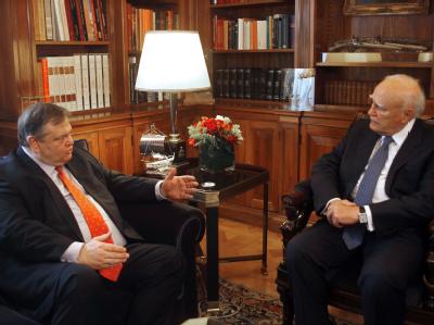 Staatspräsident Karolos Papoulias (r.) beauftragte den Parteichef der Sozialisten, Evangelos Venizelos, mit Sondierungsgesprächen. Foto: Alexandros Beltes Auftrag