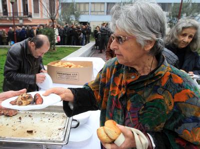 Kostenloses Essen in Athen: Das griechische Volk ist langsam am Ende seiner Kräfte. Foto: Orestis Panagiotou Kostenloses Essen in Athen