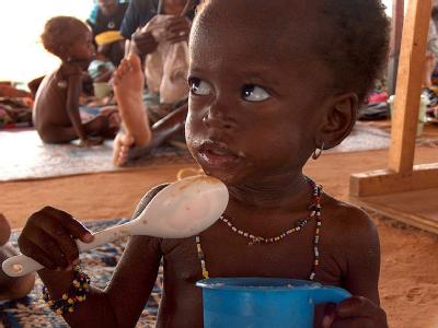 Die zweijährige Tsclaha, die nur sechs Kilogramm wiegt, isst in einem Ernährungszentrum im nigerianischen Maradi im Rahmen einer Therapie einen Mehlbrei. Foto: EPA/STR/Archiv Hilfe für Westafrika