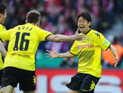 Shinji Kagawa (r) traf schon in der dritten Minute für den BVB. Foto: Thomas Eisenhuth Blitzstart