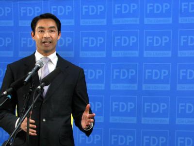 Der FDP-Vorsitzende Philipp Rösler kommentiert in der FDP-Parteizentrale in Berlin die ersten Hochrechnungen der Wahlen in Nordrhein-Westfalen. Foto: Stephanie Pilick Philipp Rösler