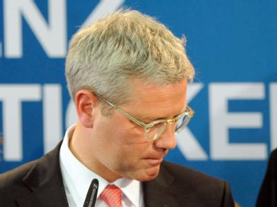 Niedergeschlagen: CDU-Spitzenkandidat Norbert Röttgen nach Bekanntgabe der ersten Prognosen. Foto: Maurizio Gambarini Wahlverlierer Röttgen