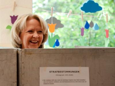 Die SPD-Spitzenkandidatin und amtierende Ministerpräsidentin Hannelore Kraft lacht in der Wahlkabine. Foto: Bernd Thissen Kraft