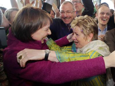 Grüne Freude: Spitzenkandidatin Sylvia Löhrmann (r.) feiert mit Gesundheitsministerin Barbara Steffens. Foto: Roland Weihrauch Grüne Freude