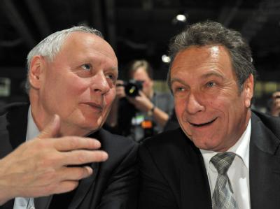 Der Linke-Vorsitzende Klaus Ernst (r) und sein Amtsvorgänger Oskar Lafontaine sprechen auf dem Bundesparteitag in Erfurt miteinander. Foto: Martin Schutt/Archiv Ernst für Kandidatur Lafontaines