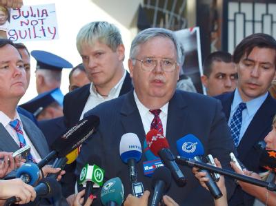 US-Botschafter John Tefft (M.) forderte erneut die sofortige Freilassung Julia Timoschenkos. Foto: Sergey Kozlov US-Botschafter John Tefft