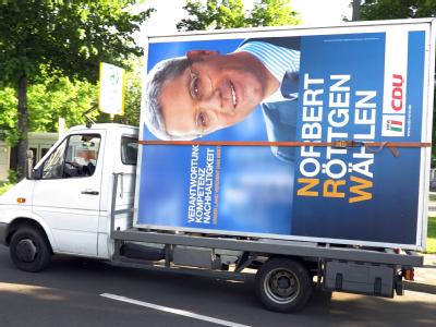 Ein Wahlplakat mit CDU-Spitzenkandidat Norbert Röttgen wird in Düsseldorf weggefahren. Foto: Martin Gerten Röttgen-Plakat wird entfernt