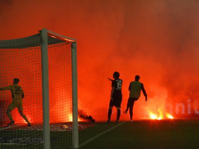 Schon während der regulären Spielzeit müssen Bengalos aus dem Innenraum entfernt werden. Foto: Roland Weihrauch Feuerwerk