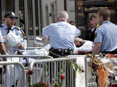 Vor dem Gericht in Oslo kümmern sich Sanitäter um den Mann, der sich selbst angezündet hatte. Foto: Berit Roald Vor dem Gericht