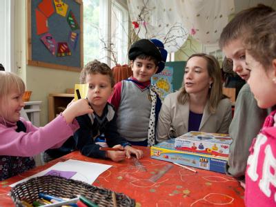 Bundesfamilienministerin Kristina Schröder (CDU) besucht den Jüdischen Kindergarten Gan Israel in Berlin. Foto: Jörg Carstensen/Archiv Kristina Schröder besucht Kindergarten