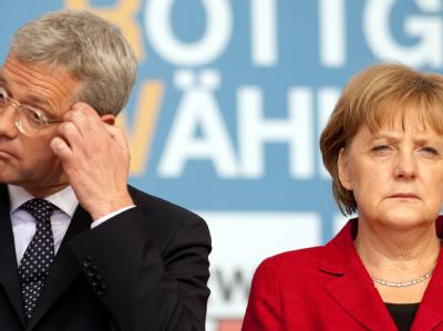 Röttgen und Bundeskanzlerin Merkel in Gelsenkirchen bei einer Wahlkampfveranstaltung. Merkel hat Bundesumweltminister Röttgen nach dem Wahldesaster der CDU in NRW entlassen. Foto: Bernd Thissen/Archiv Merkel und Röttgen