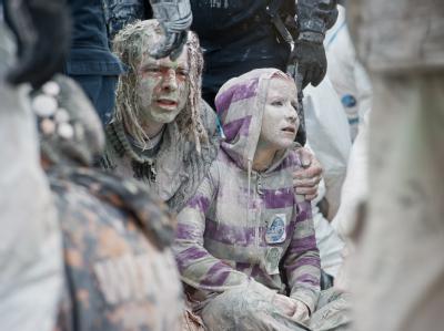 Dieses Demonstranten-Pärchen wurde nach der Räumung des Occupy-Camps von der Polizei festgenommen. Foto: Boris Roessler Festgenommen