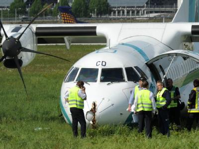 Eine Flugreise nach Venedig hat für 62 Menschen eine dramatische Wende genommen. Kurz nach dem Start entwickelte sich Rauch im Flugzeug und die Maschine musste in München notlanden. Foto: Tobias Hase Maschine am Flughafen München notgelandet