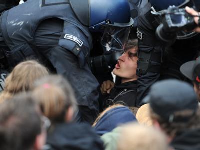 Ein Demonstrant wird auf dem Römerberg in Frankfurt am Main durch Polizeibeamte abgeführt. Foto: Arne Dedert Blockupy-Proteste in Frankfurt