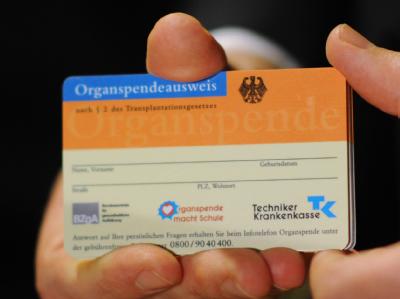 Das Transplantationsgesetz soll die Krankenkassen verpflichten, allen Versicherten über 16 Jahren Informationsmaterial und einen Spendeausweis zu schicken. Foto: Hannibal/Archiv Organspendeausweis