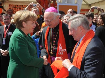 Alois Glück (r), Präsident des Zentralkomitees der deutschen Katholiken, und Erzbischof Robert Zollitsch (M), begrüßen Angela Merkel (CDU) zum 98. Katholikentag. Foto: Uli Deck Merkel, Zollitsch, Glück