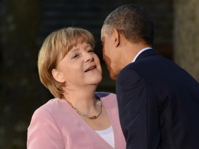 Begrüßung in Camp David: Barack Obama heißt Angela Merkel willkommen. Foto: Michael Reynolds Begrüßung