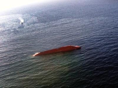 Womöglich ist das Schiff gekentert, als seine Fracht - Olivenkerne - sich wegen Seegangs im Laderaum verschob. Foto: Greek Navy Gekentert
