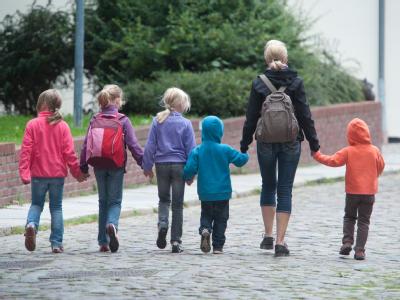Dürfen Tagesmütter in der Privatwohnung fremde Kinder betreuen? Foto: Stefan Sauer/Archiv Tagesmütter