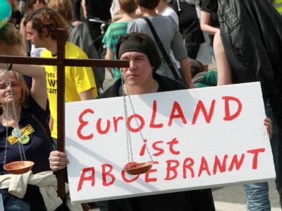 Mit einem Kreuz und einer eindeutigen Feststellung beteiligt in Frankfurt am Main ein Mann an der Demonstration von mehr als 20 000 Menschen, um gegen die europäische Sparpolitik und die Macht der Banken zu protestieren. Foto: Roland Holschneider 'Blockupy'-Proteste