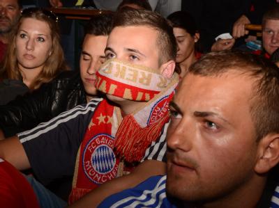 Ein ausgelassene Vorfeier, eine Zitterpartie bis ins Elfmeterschießen und schließlich grenzenlose Enttäuschung für die Bayern-Fans. Foto: Felix Hörhager Bayern-Fans