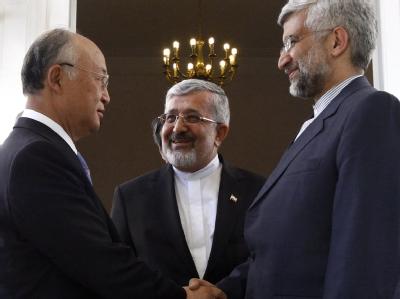 IAEA-Chef Yukiya Amano, Irans Botschafter bei der Wiener Atombehörde, Ali-Asgar Soltanieh, und der iranische Atom-Chefunterhändler Said Dschalili (v.l.n.r.) verhandeln über Teherans Atomprogramm. Foto: Mojbata Haidari Atomgespräch in Teheran