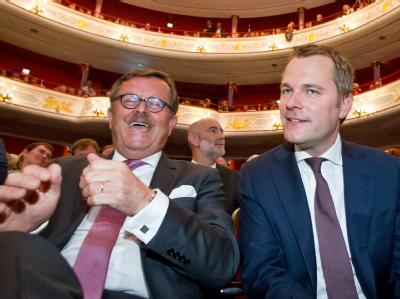 Der Präsident der Bundesärztekammer, Frank Ulrich Montgomery (l), und der Bundesgesundheitsminister Daniel Bahr (FDP) unterhalten sich in Nürnberg (Mittelfranken) zu Beginn des Deutschen Ärztetags. Foto: Daniel Karmann Deutscher Ärztetag in Nürnberg