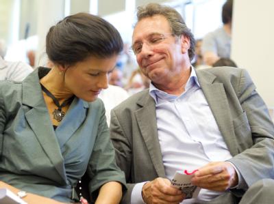 Linken-Chef Klaus Ernst hat sich nach dem Rückzug von Oskar Lafontaine für dessen Lebensgefährtin Sahra Wagenknecht als Parteichefin ausgesprochen. Foto: Soeren Stache Wagenknecht und Ernst