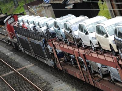 Neuwagen von Volkswagen auf dem Weg zu den Kunden: Im April blieben die Ausfuhren der deutschen Unternehmen in die Länder der Eurozone weit unter dem Niveau des Vorjahres. Foto: Arne Dedert VW-Neufahrzeuge