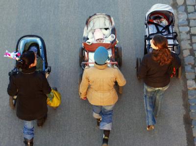 Mütter machen einen gemeinsamen Spaziergang mit ihren Kindern. Foto: Wolfram Steinberg/Archiv Mütter mit Kindern