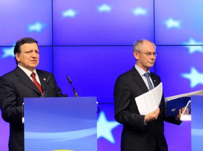Gipfelchef Herman Van Rompuy Herman und EU-Kommissions-Präsident Jose Manuel Barroso. Die 27 Staats- und Regierungschefs haben vor allem über die Lage in Griechenland und Maßnahmen für mehr Wirtschaftswachstum gesprochen. Foto Oliver Hoslet EU-Sondergipfel