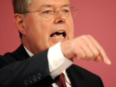 Der ehemalige Bundesfinanzminister Steinbrück (SPD) hat an die von SPD und Grünen regierten Bundesländer appelliert, das geplante Steuerabkommen mit der Schweiz im Bundesrat zu Fall zu bringen. Foto: Sebastian Kahnert/Archiv Peer Steinbrück