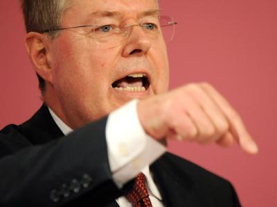 Der frühere Bundesfinanzminister Peer Steinbrück (SPD) rechnet mit einer Verzögerung des EU-Fiskalpakts für mehr Haushaltsdisziplin. Foto: Sebastian Kahnert / Archiv teinbrück