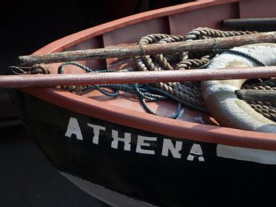 Ein Rettungsboot mit dem Namen «Athena». Griechenland soll in der Eurozone bleiben - aber nicht um jeden Preis. Foto: Arno Burgi/Archivbild Rettungsboot