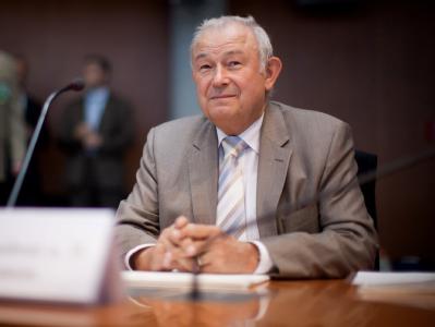 Der ehemalige bayerische Innenminister Beckstein wartet auf den Beginn der Sitzung. Foto: Michael Kappeler Beckstein vor Untersuchungsausschuss
