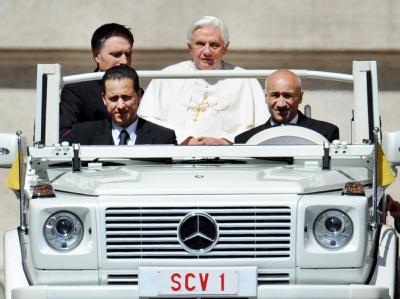 Der Vatikan hat förmliche Ermittlungen gegen den Kammerdiener des Papstes, Paolo Gabriele (L, vorn), eingeleitet. Foto: Ettore Ferrari/Archiv Vatikan ermittelt gegen Paolo Gabriele