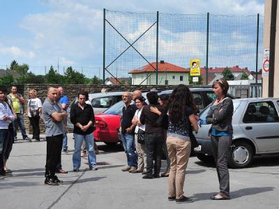 Besorgte Eltern haben sich vor der Schule im österreichischen St. Pölten versammelt. Foto: Paul Plutsch Schießerei in Schule
