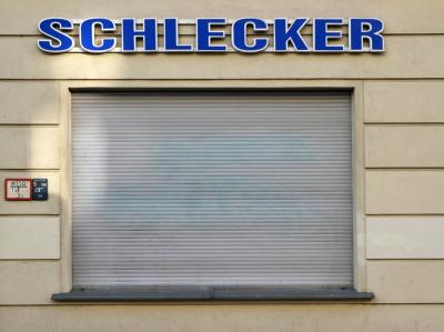 Die Rollläden einer Filiale der Drogeriekette Schlecker sind in Berlin geschlossen. Foto: Sören Stache Treffen der Schlecker-Gläubiger