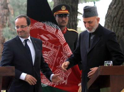 Frankreichs neuer Präsident François Hollande bei einer gemeinsamen Pressekonferenz mit dem afghanischen Präsidenten Hamid Karsai. Foto: S. Sabawoon Hollande und Karsai
