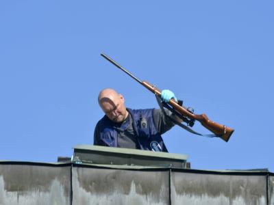 Ein Polizist bei der Rekonstruktion des mutmaßlichen Tathergangs. Foto: LEHTIKUVA / Jussi Nukari Rekonstruktion des Tathergangs