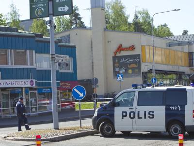 Die Straße vor dem Tatort wurde von der Polizei abgesperrt. Foto: Mauri Ratikainen Abgesperrt