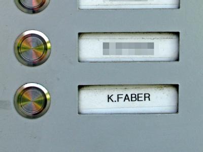 Klingelschild an der Wohnung von Klaas Carel Faber in Ingolstadt. Foto: Horst Richter/Donaukurier/Archiv Klingelschild