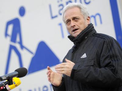 Bundesverkehrsminister Peter Ramsauer (CSU) will den Spitzen der schwarz-gelben Koalition in wenigen Tagen ein fertiges Konzept für eine PKW-Maut in Deutschland vorlegen. Foto: Marius Becker/Archiv Ramsauer kündigt Konzept für Pkw-Maut an