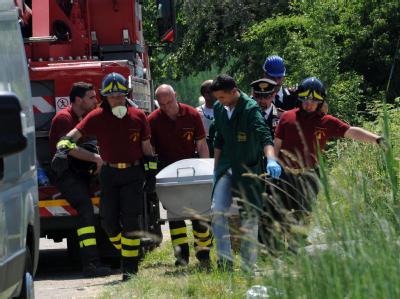 Ein Todesopfer wird abtransportiert. Foto: Carlo Ferraro Todesopfer
