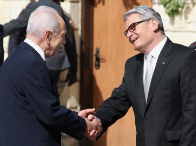 «Israel und Deutschland sind enger verbunden als jemals zuvor»: Bundespräsident Joachim Gauck (r.) wird vom israelischen Präsident Shimon Peres in Jerusalem empfangen. Foto: Wolfgang Kumm Peres und Gauck