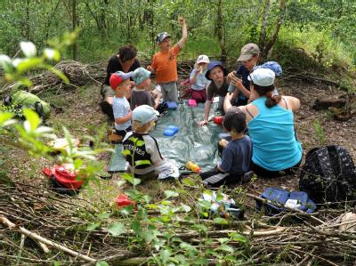 In der neuen Abenteuerkindertagesstätte «Regenbogen» in Mücheln-Stöbnitz frühstücken die Kinder mit den Erzieherinnen in ihrem selbst gesammelten «Nest». Foto: Waltraud Grubitzsch Abenteuer-Kita «Regenbogen»