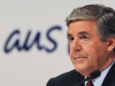 Der scheidende Vorstandsvorsitzende Josef Ackermann blickt zu Beginn der Hauptversammlung der Deutschen Bank in die Runde. Foto: Arne Dedert Ackermann