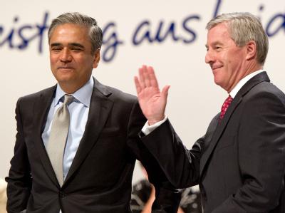 Die kommende Doppelspitze der Deutschen Bank, Anshu Jain (l) und Jürgen Fitschen präsentieren sich in Frankfurt am Main den Aktionären. Foto: Boris Roessler Jain und Fitschen