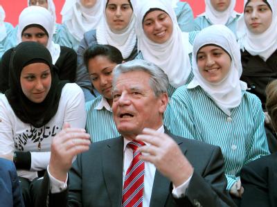 Bundespräsident Joachim Gauck unterhält sich in der Mädchenschule in Nablus, palästinensische Autonomiegebiete, mit Schülerinnen. Foto: Wolfgang Kumm/Archiv Gauck besucht Mädchenschule in Nablus